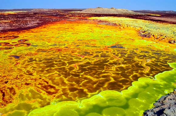 Неописуемый ландшафт со всеми оттенками красного, зеленого и желтого состоит из соленых озер