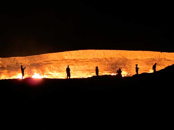 Газовый кратер Дарваза, известный также как Врата ада, продолжает гореть без остановки с 1971 года