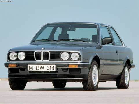 BMW 3-ей серии с шасси E30 просто обязан быть припаркованным у вашего дома